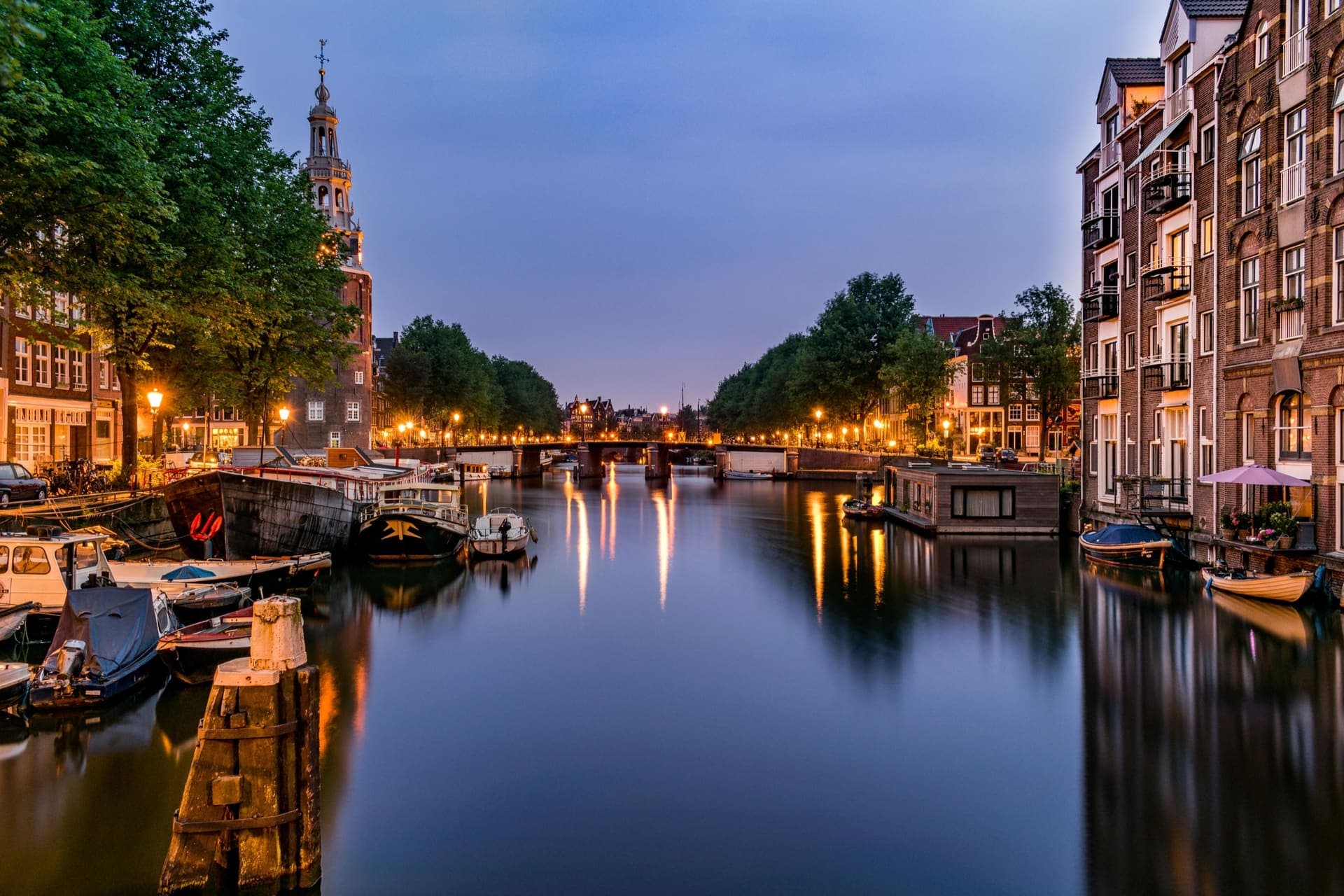 Amsterdamse grachtengordel bij avondlicht